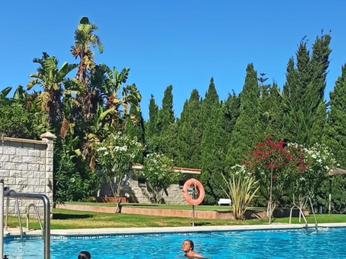 Con Terraza Y Piscina *